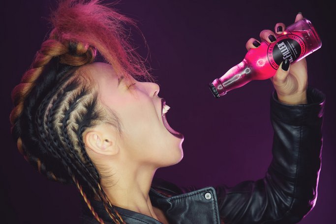 The Braid Series - rock it. Konzpet-Art mit Dr. Filler Zuckerwatte Flasche als Mikrofon