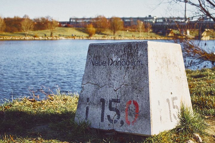 die Nummer 15.0 auf einem Betonblock als Markierung