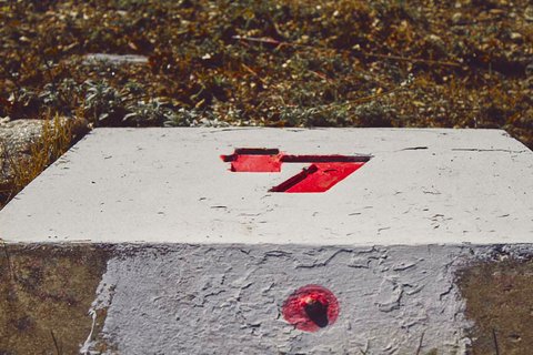 eine rote 4 auf einem weißen Betonblock, eine Markierung auf der Donauinsel