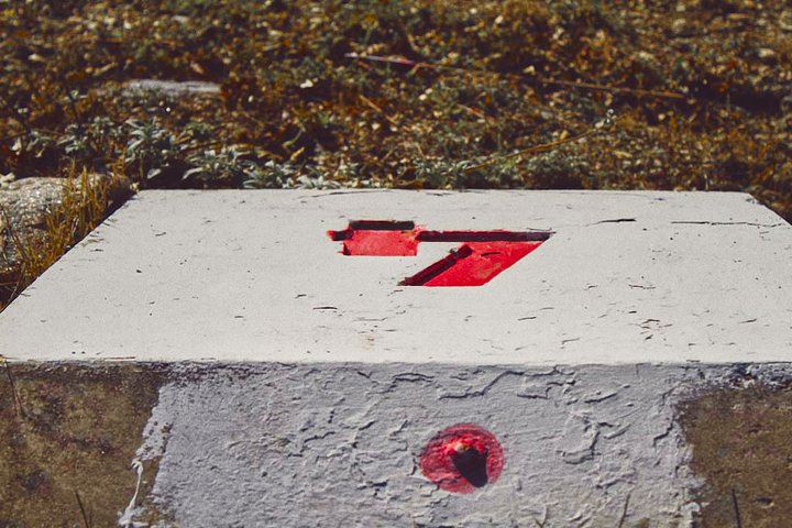 eine rote 4 auf einem weißen Betonblock, eine Markierung auf der Donauinsel