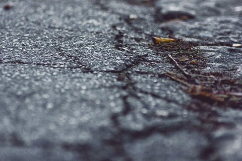 Risse im Asphalt