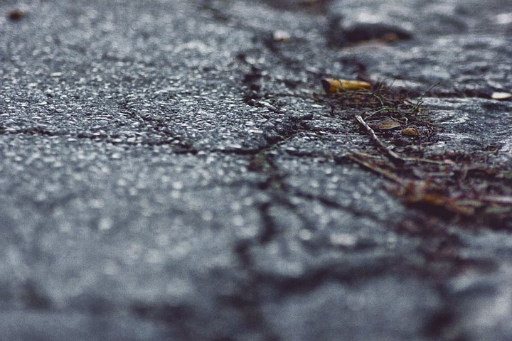 Risse im Asphalt